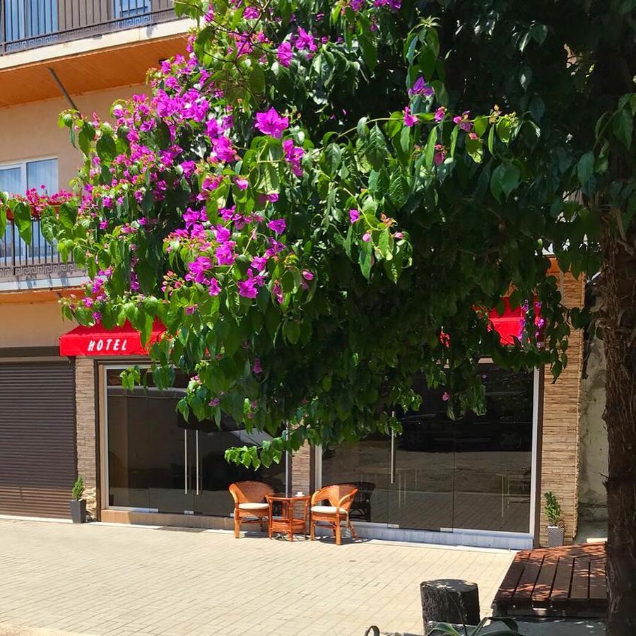 Family Inn Sukhumi Exterior foto